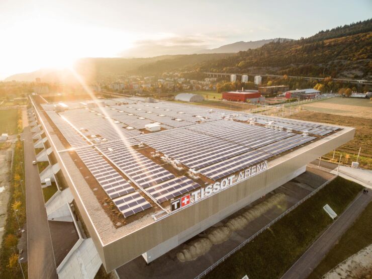 Blick auf das grosse Solardach der Tissot Arena in Biel