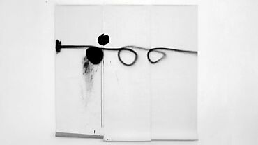 Œuvre minimaliste en noir et blanc avec des lignes et formes abstraites sur un fond blanc. Une ligne horizontale noire traverse la composition avec des cercles et taches floues.