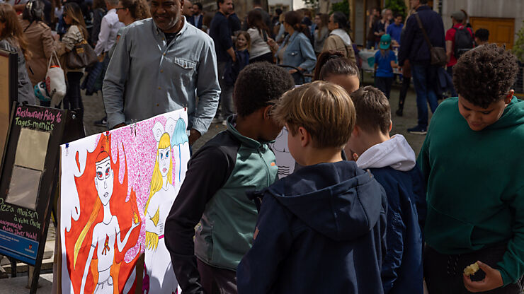 Sous la direction de l'artiste Olivier Walker et des enseignantes S. Eugster et R. Scholl, les enfants de la 5. Klasse de la Primarschule Mühlefeld ont imaginé leurs super-héros et ont confectionné des panneaux pour exposer leurs œuvres sur le Ring.