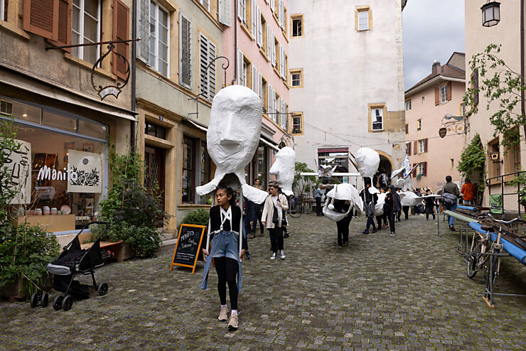 Die riesigen Marionetten der 7Hb der Filière Bilingue zogen in einem musikalischen Umzug dreimal durch die Altstadt. Die Kinder haben sie mit ihren Lehrpersonen Ch. Rihs und O. Schenk gestaltet.