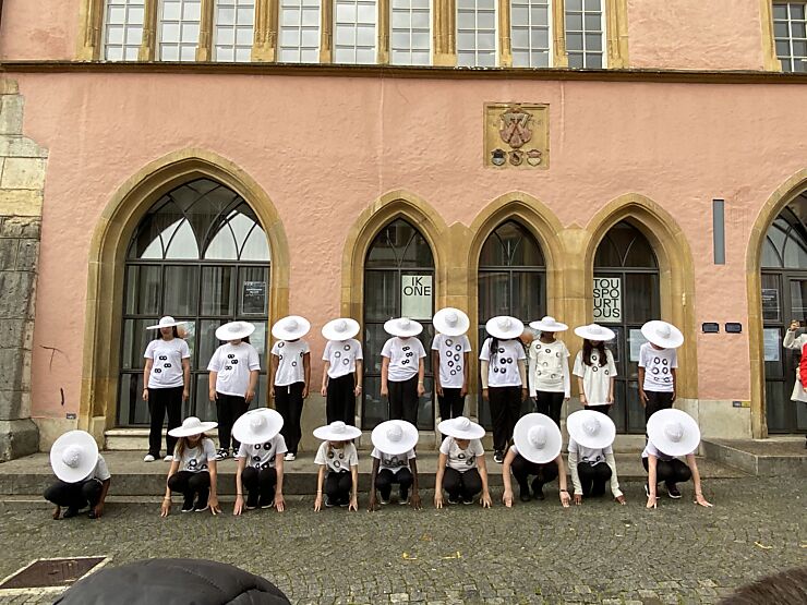 Sous la conduite de la danseuse Nathalie Hofer et de l’enseignante E. Marti, la 6. Klasse de la Primarschule Mühlefeld a exécuté sa prestation de danse sur la Place du bourg. 