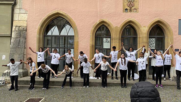 Sous la conduite de la danseuse Nathalie Hofer et de l’enseignante E. Marti, la 6. Klasse de la Primarschule Mühlefeld a exécuté sa prestation de danse sur la place du Bourg. 