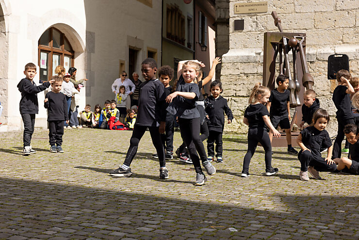 Die Tänzerin Rosine Ponti begleitete die Klasse der école enfantine du Tilleul von S. Ponti und A. Gusset während mehrere Monate und gab den Kleinen eine Einführung in die Welt des Tanzes.