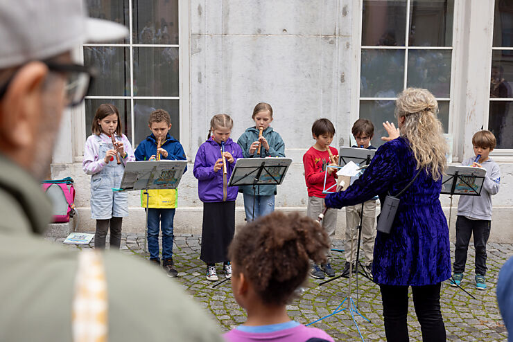 Die Kinder des Wahlfachs «Blockflöte» der Filière Bilingue musizieren mit ihrer Lehrperson I. Treu auf dem Burgplatz.