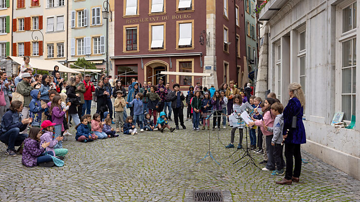 Die Kinder des Wahlfachs «Blockflöte» der Filière Bilingue musizierten mit ihrer Lehrperson I. Treu auf dem Burgplatz.