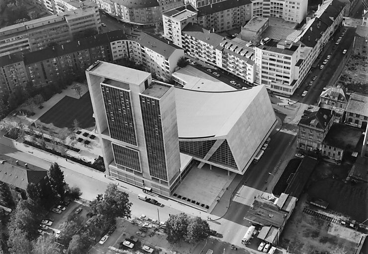 Schwarz-weiss-Luftaufnahme des Bieler Kongresshauses mit Hallenbad aus dem Jahr 1967 
