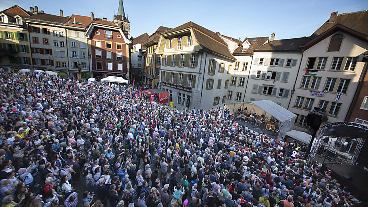 Eine grosse Menschenmenge auf dem Burgplatz in der Altstadt feiert Nemo.