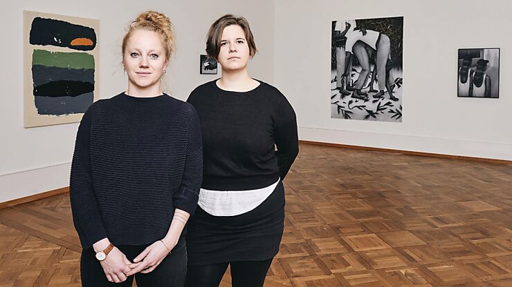 Les deux lauréates du prix, Lea Krebs et Céline Ducrot, devant leurs oeuvres.